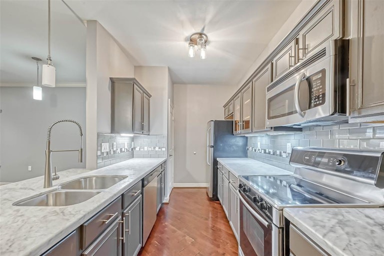Photo 4 of 21 - 3501 Chenevert St #17, Houston, TX 77004