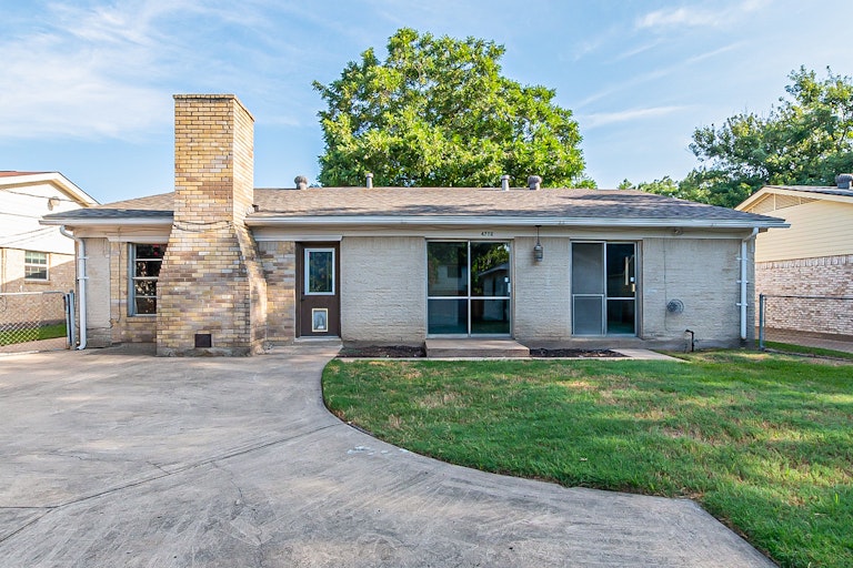 Photo 7 of 27 - 4702 Colgate Ln, Garland, TX 75042