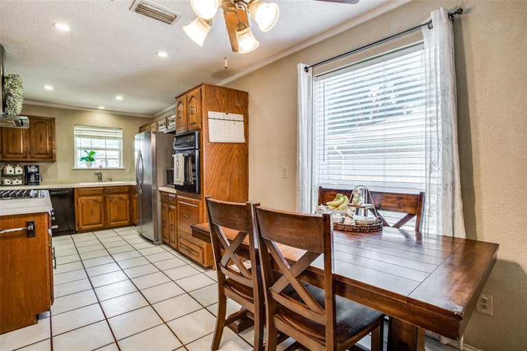 Photo 9 of 36 - 3008 Kensington Dr, Mesquite, TX 75150