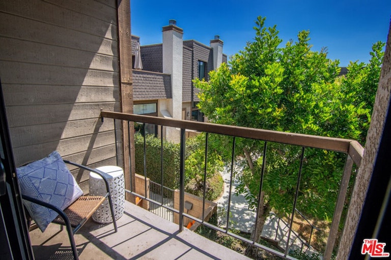 Photo 24 of 41 - 13965 Riverside Dr, Sherman Oaks, CA 91423