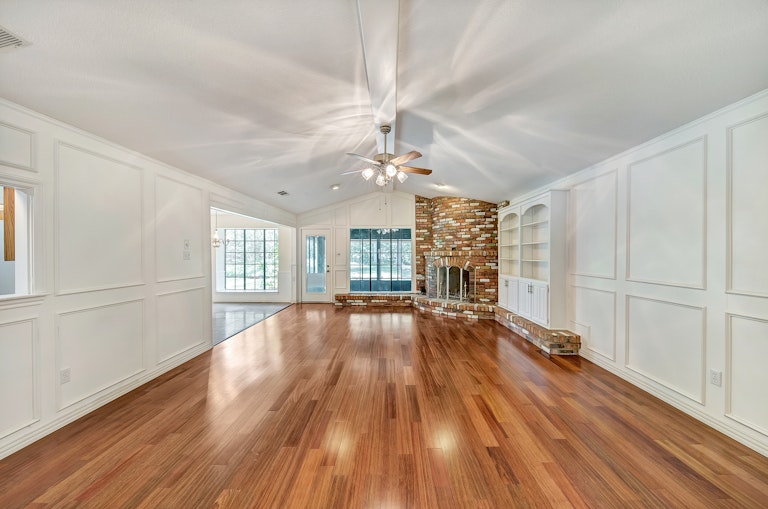 Photo 4 of 32 - 2233 Stafford Dr, Arlington, TX 76012