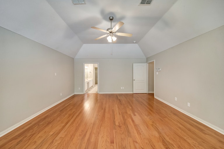 Photo 17 of 32 - 1105 NW Renfro St, Burleson, TX 76028