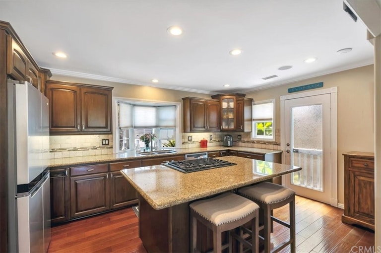 Photo 5 of 28 - 8301 Friesland Dr, Huntington Beach, CA 92647