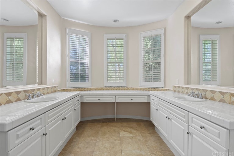 Photo 35 of 71 - 24703 Garland Dr, Valencia, CA 91355