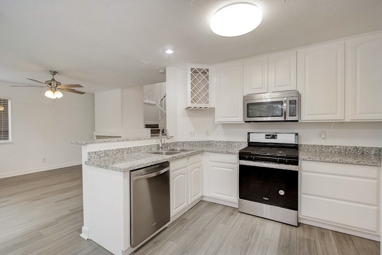 Photo 4 of 35 - 4052 Tawny Meadow Way, Antelope, CA 95843