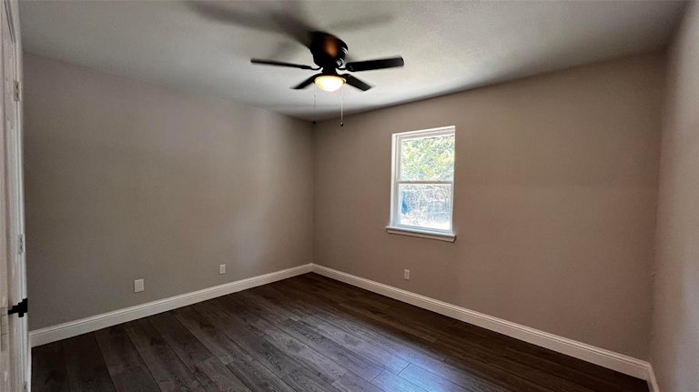 Photo 15 of 23 - 6465 Leaning Oaks St, Dallas, TX 75241
