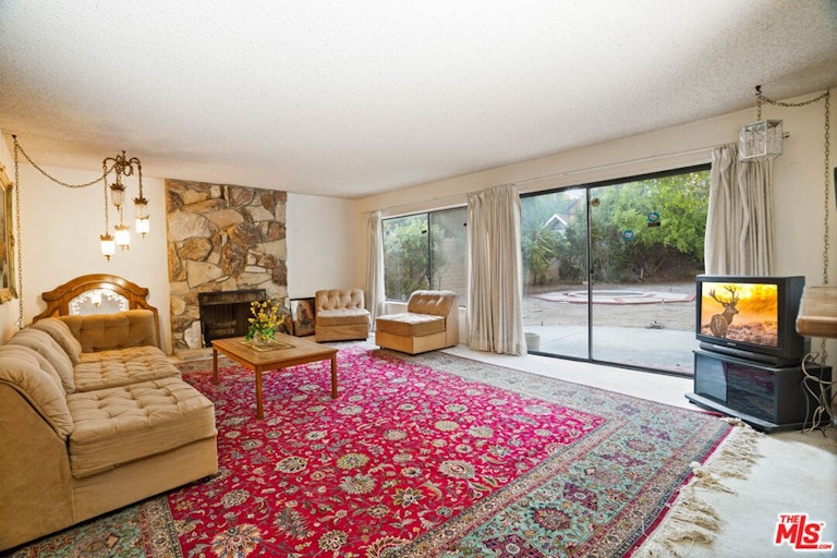 Photo 17 of 53 - 18502 Entrada Ct, Porter Ranch, CA 91326