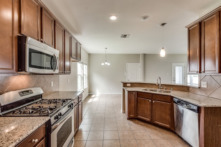 Photo 14 of 28 - 905 Charleston Ln, Savannah, TX 76227