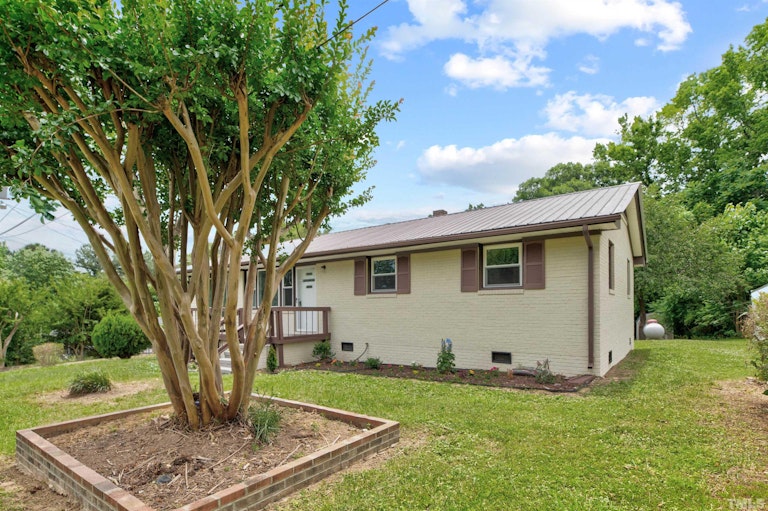 Photo 4 of 36 - 818 Shannon Dr, Chapel Hill, NC 27516
