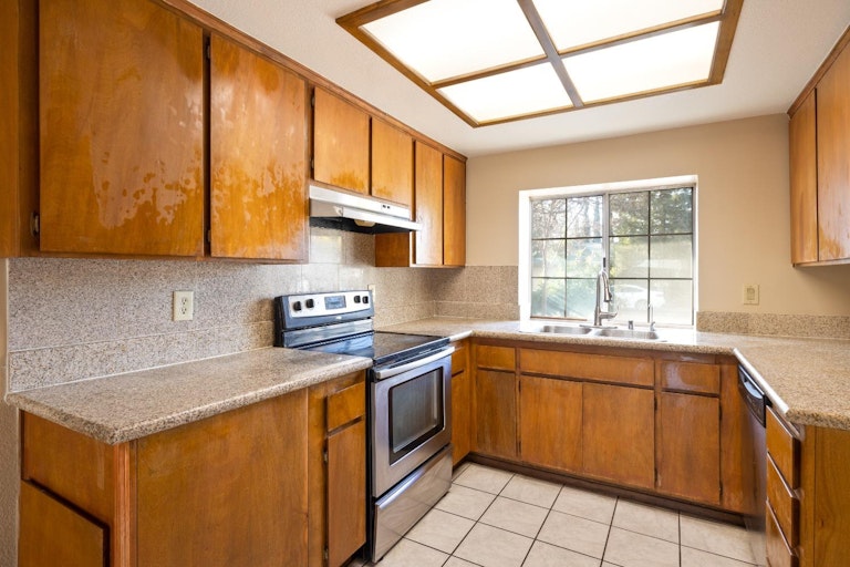 Photo 16 of 38 - 5030 Strasbourg Way, Sacramento, CA 95842