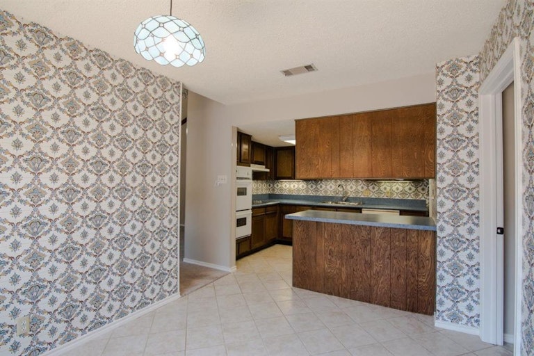 Photo 7 of 18 - 9547 Highland View Dr, Dallas, TX 75238