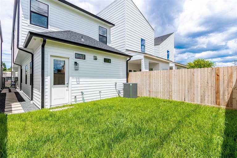 Photo 6 of 33 - 3410 Hardy St, Houston, TX 77009