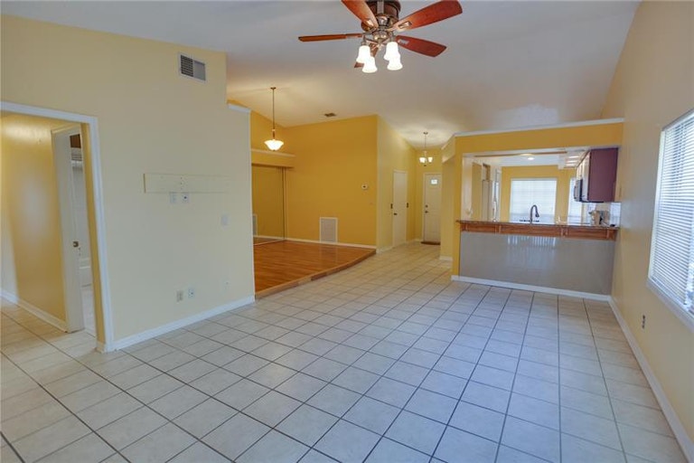Photo 17 of 39 - 11007 Kenbrook Dr, Riverview, FL 33578