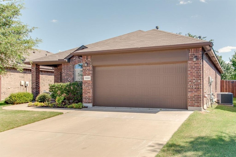 Photo 4 of 31 - 1924 Kachina Lodge Rd, Fort Worth, TX 76131