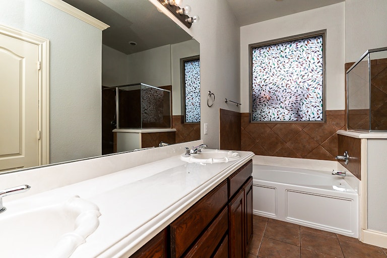 Photo 6 of 25 - 445 Chisholm Trl, Justin, TX 76247