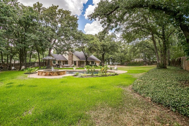 Photo 35 of 40 - 312 Emerald Ct, Burleson, TX 76028