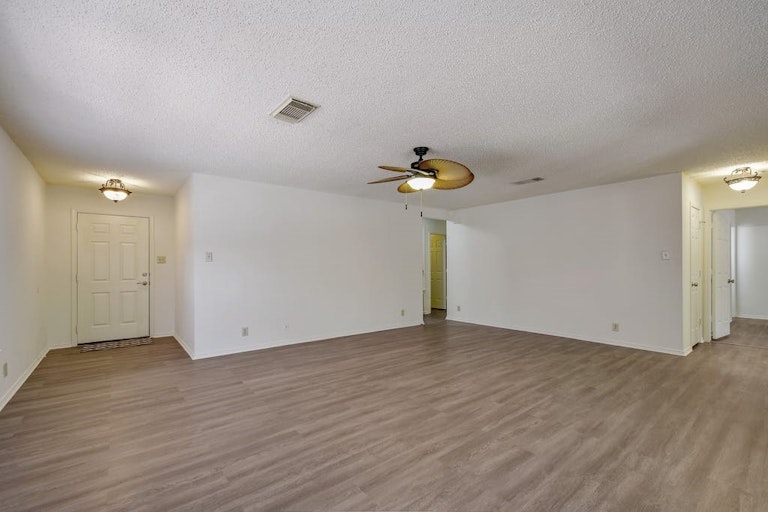 Photo 5 of 27 - 818 Willow Xing, New Braunfels, TX 78130