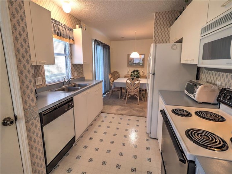 Photo 13 of 25 - 1501 Alfonso Ln, Lady Lake, FL 32159