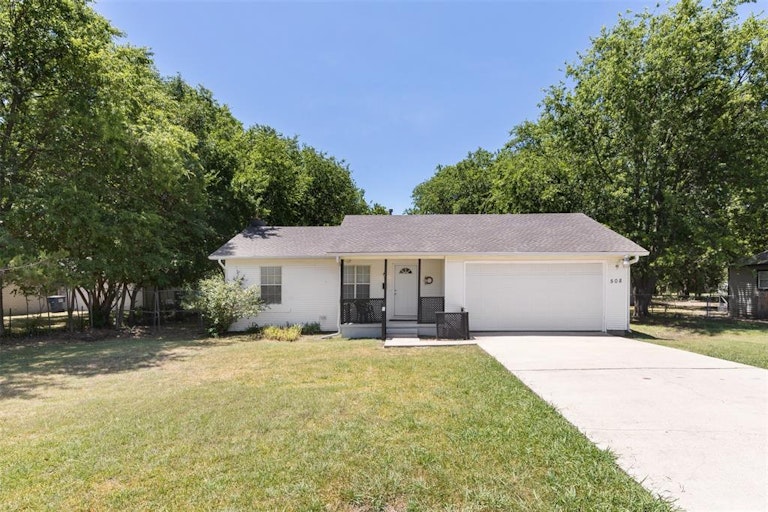 Photo 1 of 35 - 508 W 6th St, Lancaster, TX 75146