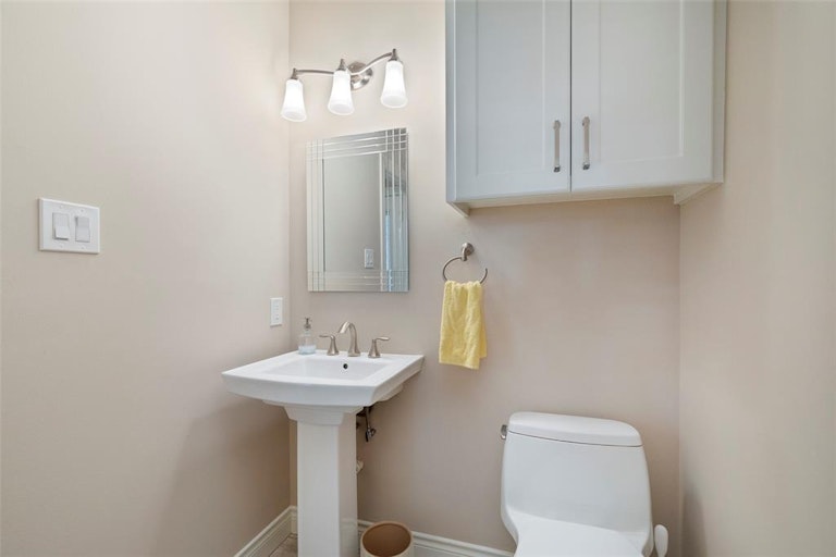 Photo 31 of 42 - 71 Champion Villa Dr, Houston, TX 77069