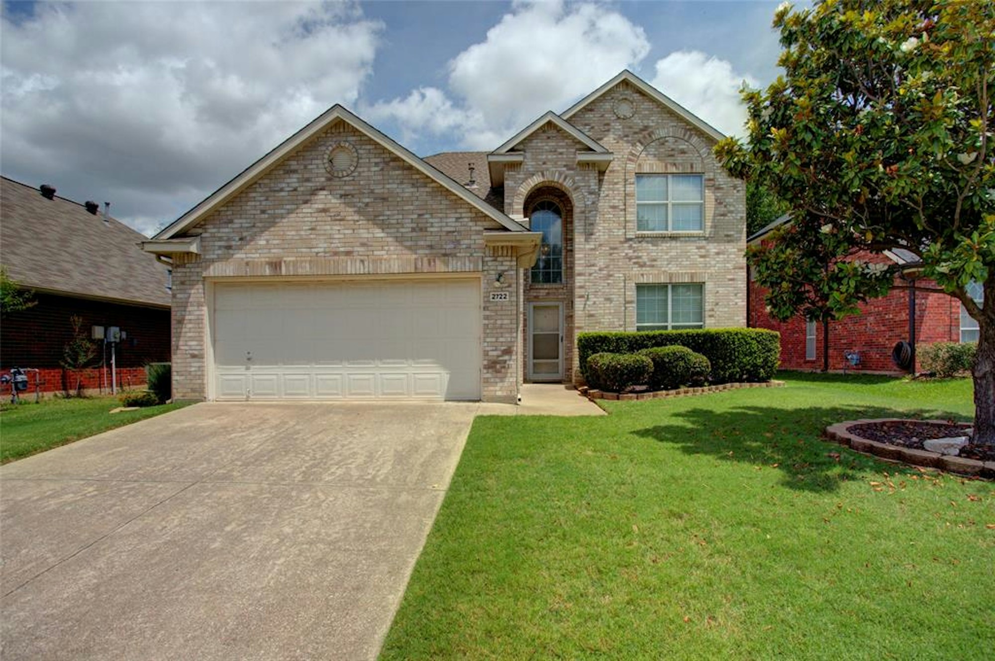 Photo 1 of 17 - 2722 Chatsworth Dr, Grapevine, TX 76051