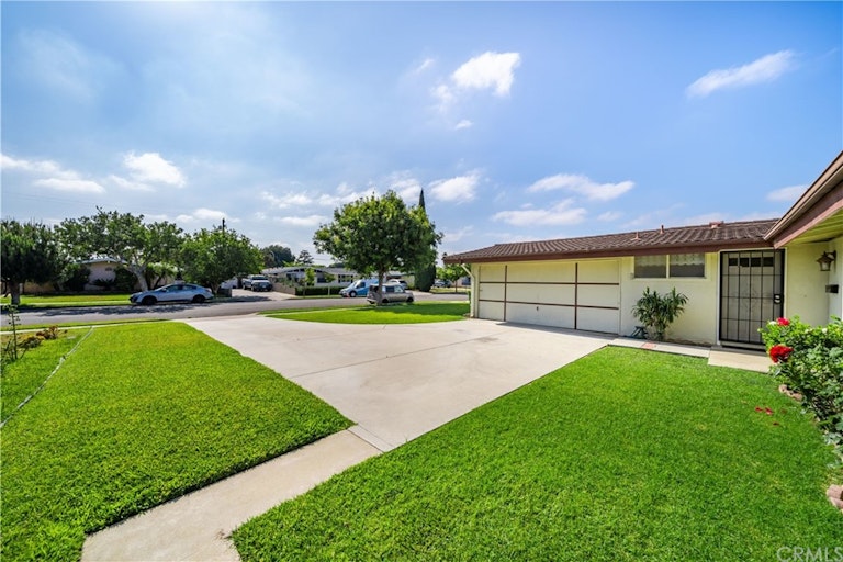 Photo 4 of 37 - 1019 N Hermosa Dr, Anaheim, CA 92801
