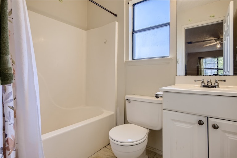 Photo 11 of 11 - 1417 E Logan St, Round Rock, TX 78664