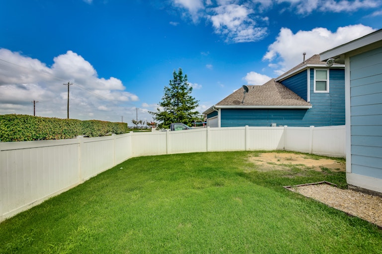 Photo 26 of 28 - 905 Charleston Ln, Savannah, TX 76227