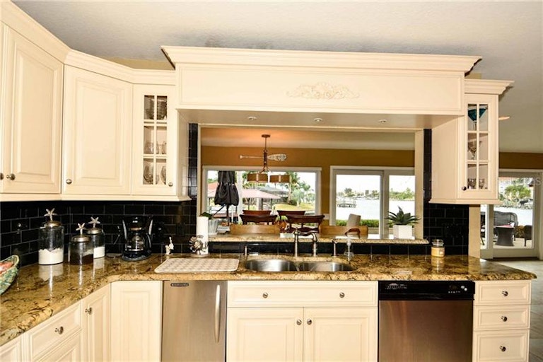 Photo 8 of 25 - 6338 Wisteria Ln, Apollo Beach, FL 33572