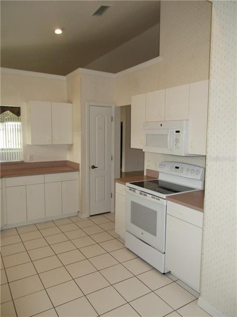 Photo 8 of 25 - 1448 Turnberry Dr, Venice, FL 34292