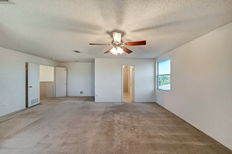 Photo 22 of 35 - 100 Queen Annes Dr, Burleson, TX 76028