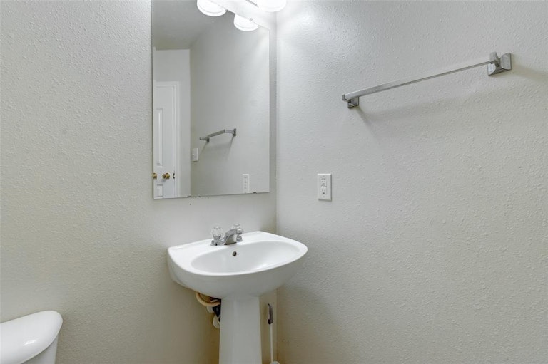 Photo 17 of 18 - 16807 Mission Ridge Ln, Houston, TX 77073