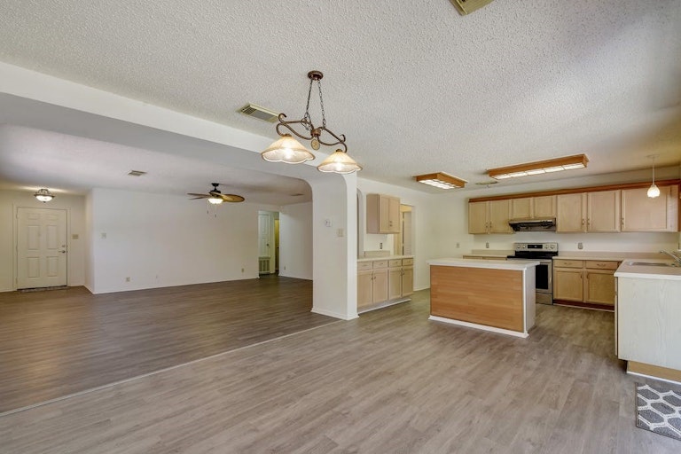 Photo 7 of 27 - 818 Willow Xing, New Braunfels, TX 78130