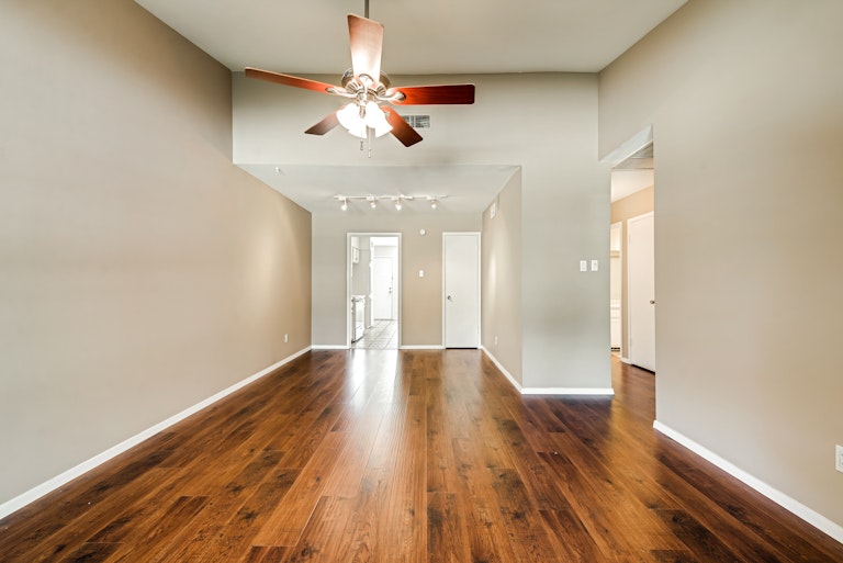 Photo 2 of 32 - 13740 Flagstone Ln, Dallas, TX 75240