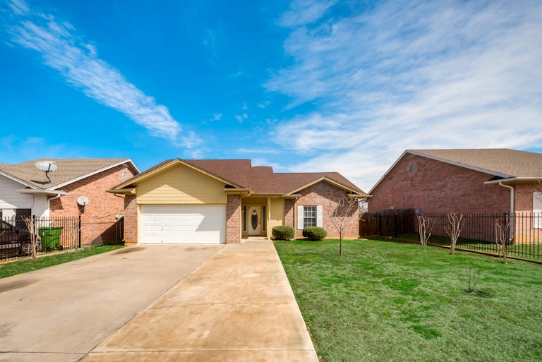 Photo 1 of 32 - 345 Cotton Dr, Mansfield, TX 76063