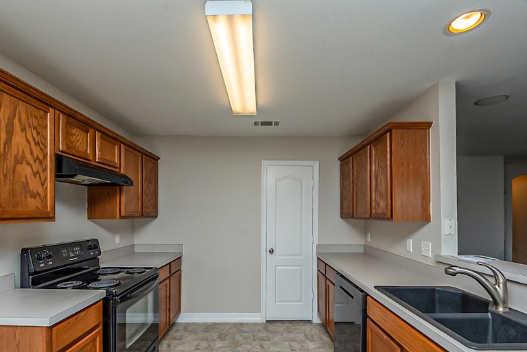 Photo 4 of 20 - 317 Oxford St, Burleson, TX 76028