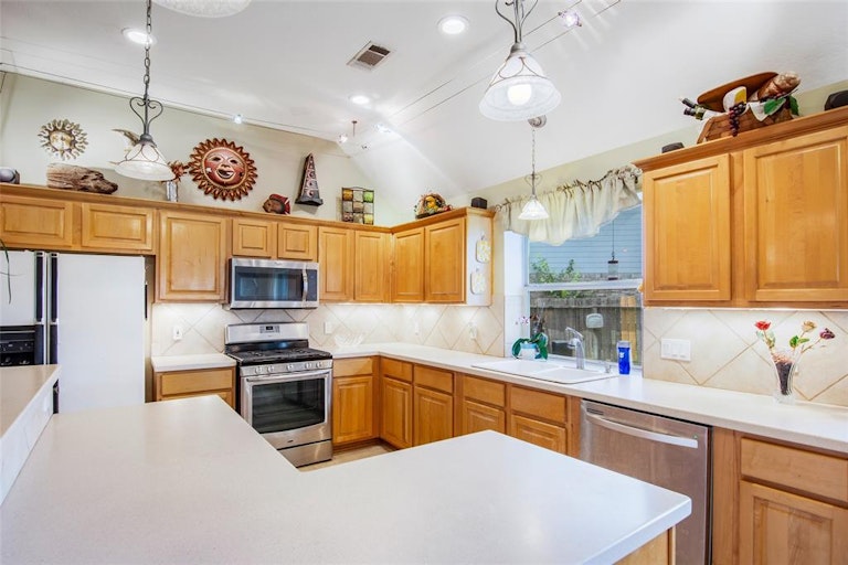 Photo 10 of 25 - 21526 Sapphire Ct, Katy, TX 77449