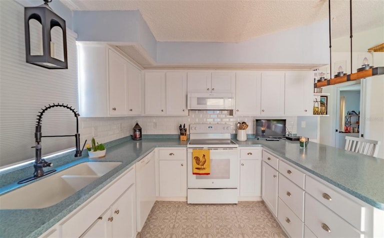 Photo 12 of 58 - 7704 Tessa Dr, Zephyrhills, FL 33540