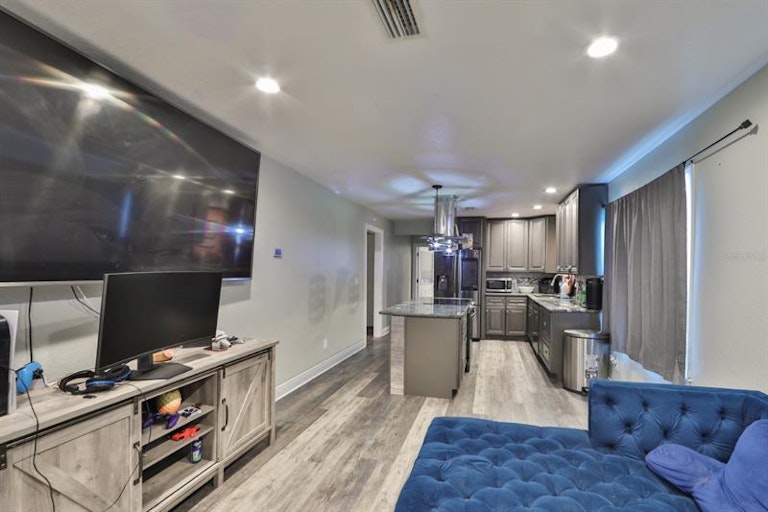 Photo 5 of 25 - 1138 Belleair Rd, Clearwater, FL 33756