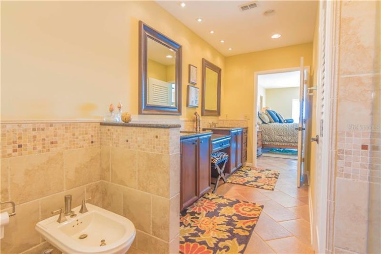 Photo 21 of 25 - 4986 62nd Ave S, Saint Petersburg, FL 33715