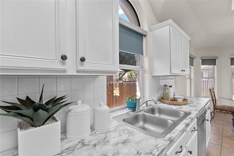 Photo 18 of 32 - 1104 Terra St, Round Rock, TX 78665