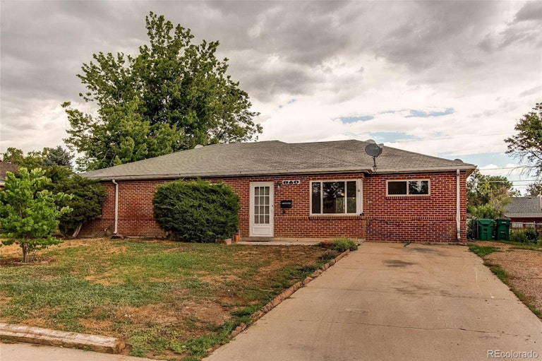 Photo 1 of 25 - 840 Tucson St, Aurora, CO 80011