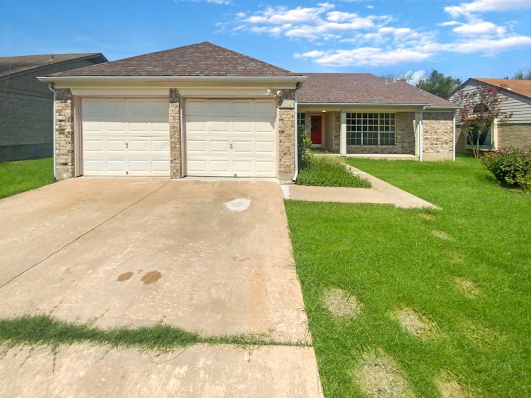 Photo 7 of 22 - 1014 Mountain View Dr, Pflugerville, TX 78660