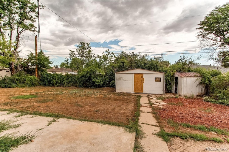Photo 21 of 25 - 840 Tucson St, Aurora, CO 80011