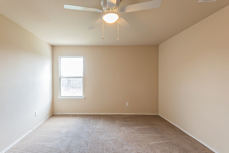 Photo 16 of 25 - 1307 Bent Grass Dr, Princeton, TX 75407