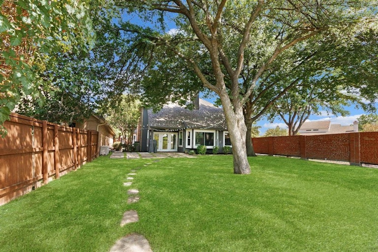 Photo 25 of 25 - 9001 Cumberland Dr, Irving, TX 75063
