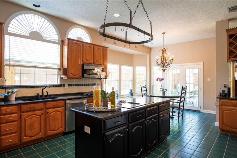 Photo 12 of 40 - 706 Cottonwood Bend Dr, Allen, TX 75002