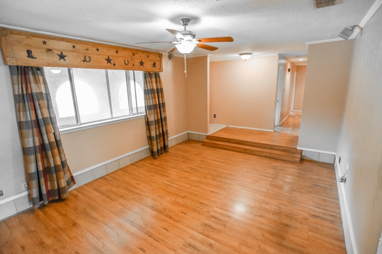 Photo 10 of 32 - 1307 Foster Ln, Weatherford, TX 76086