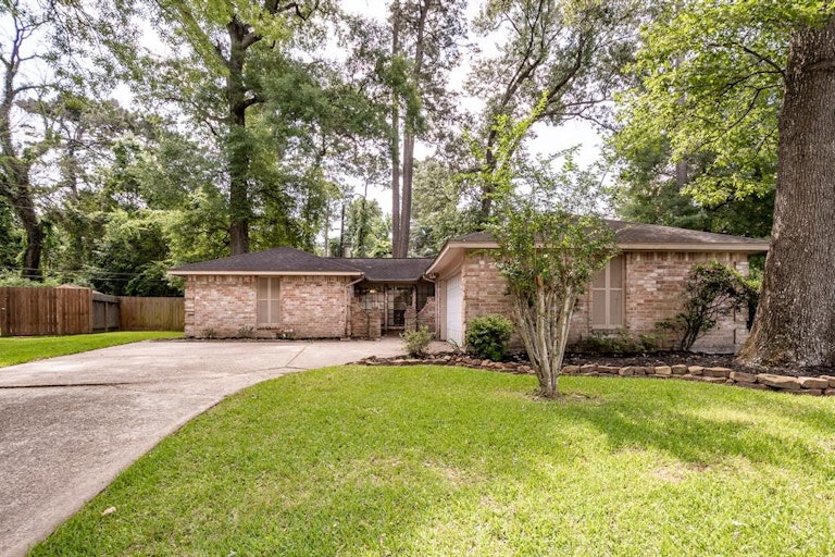 Photo 2 of 33 - 2774 Tinechester Dr, Kingwood, TX 77339