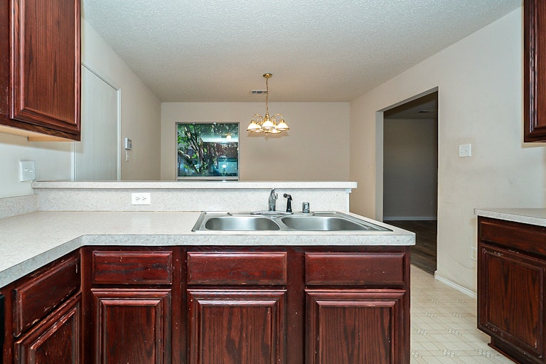 Photo 9 of 22 - 3521 Louise Ln, Balch Springs, TX 75180